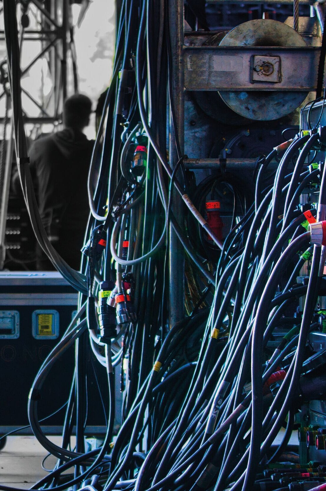 Backstage – Technik im Einsatz Veranstaltungstechniker hinter der Bühne mit Kabeln und Equipment